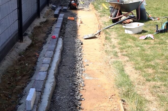 Rasenkantensteine verlegen  So einfach funktioniert es